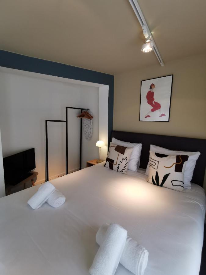 Shway - The Red With Pearls Antwerpen